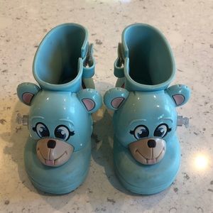Mini Melissa light blue rain boot with bears 6/7